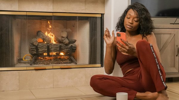 Explorez les avantages d"un ventilateur de plafond avec fonction d"optimisation de la chaleur !